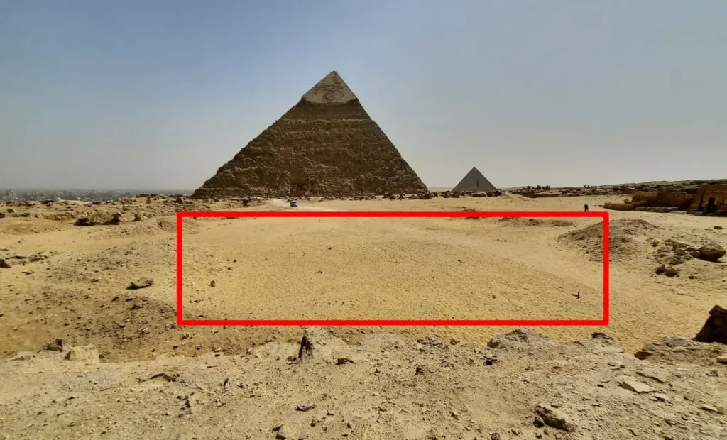 Důvod, proč egyptologové v Gíze 70 let obcházeli jedno místo: Pod pískem čeká skryté bludiště