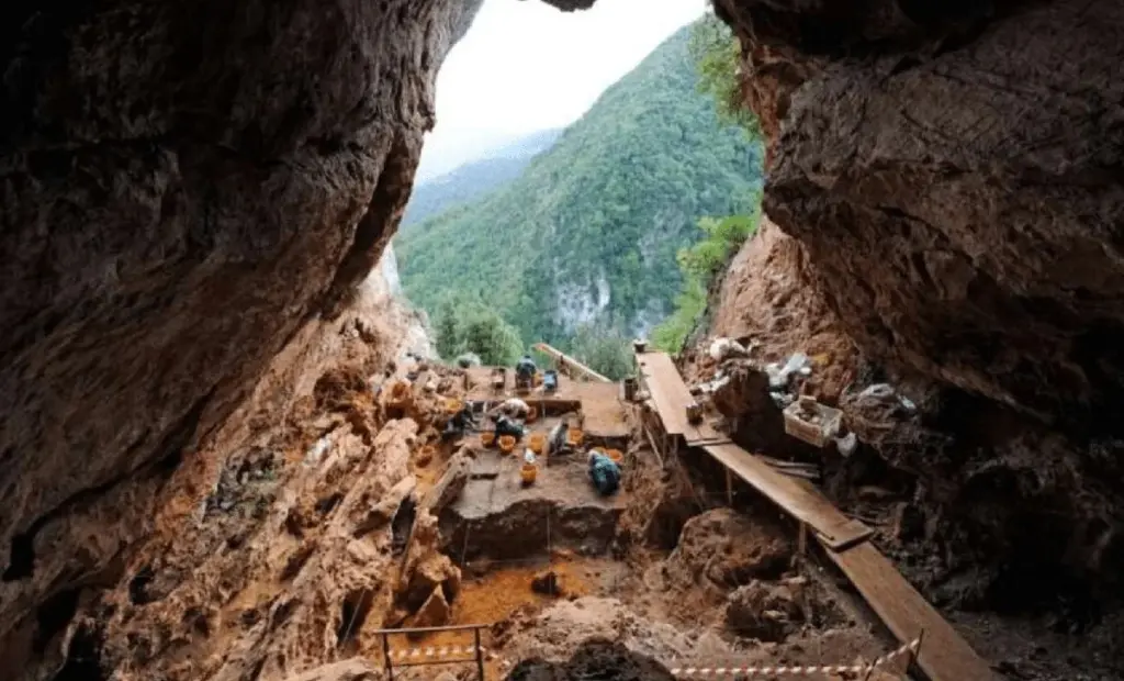 Jeskyně v horách Kalábrie skrývá tajemství, které mění pohled na naše předky