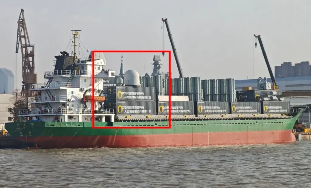 Přístavní dělníci v Šanghaji odhalili kontejnery, které by z mírumilovných lodí udělaly válečné