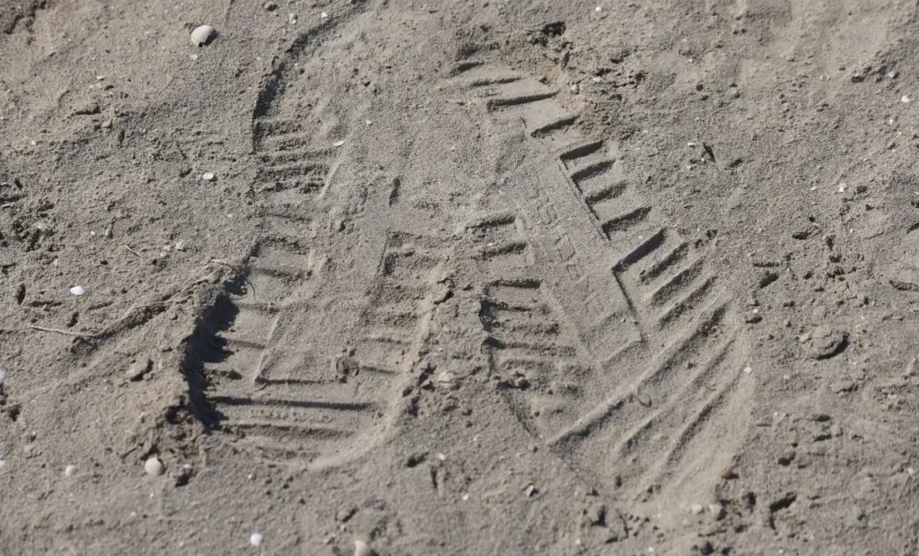 Proč dobrovolníci našli na velšské pláži 437 párů bot z 19. století