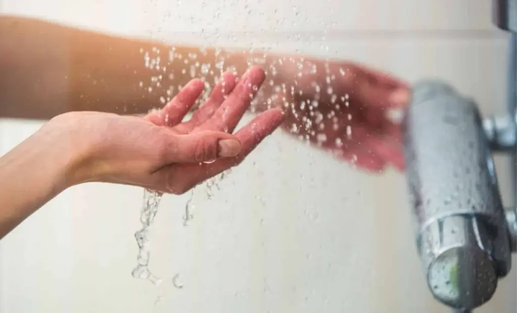 Proč experti na spánek sprchují těsně před spaním: Jde o skrytý signál pro mozek