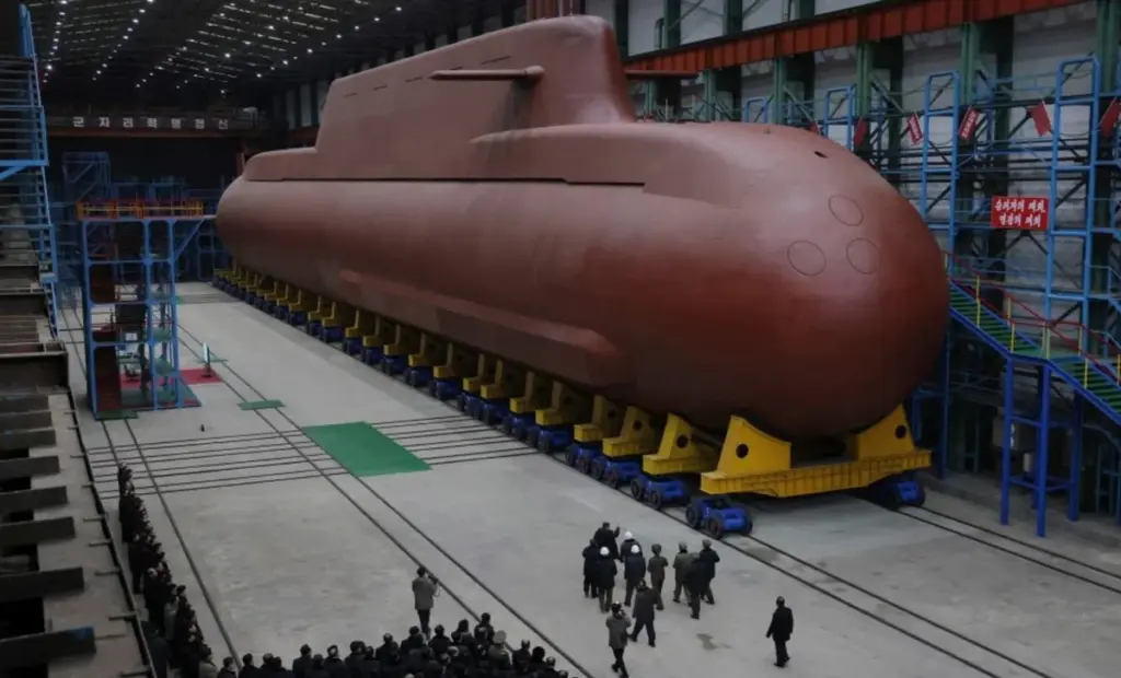 Proč Kim Čong-un ukazuje světu 8700tunovou ponorku: Odhalili jsme, co se opravdu skrývá pod trupem