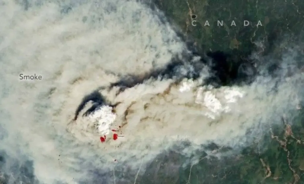 Proč meteorologové v Kanadě sledovali 'kouřovou příšeru' místo klasické bouře