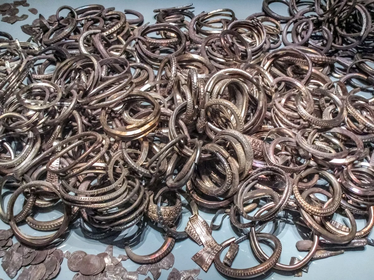 Proč se farmář bál postavit silnici: Pod podlahou starého domku ležel vikingský poklad - image 1