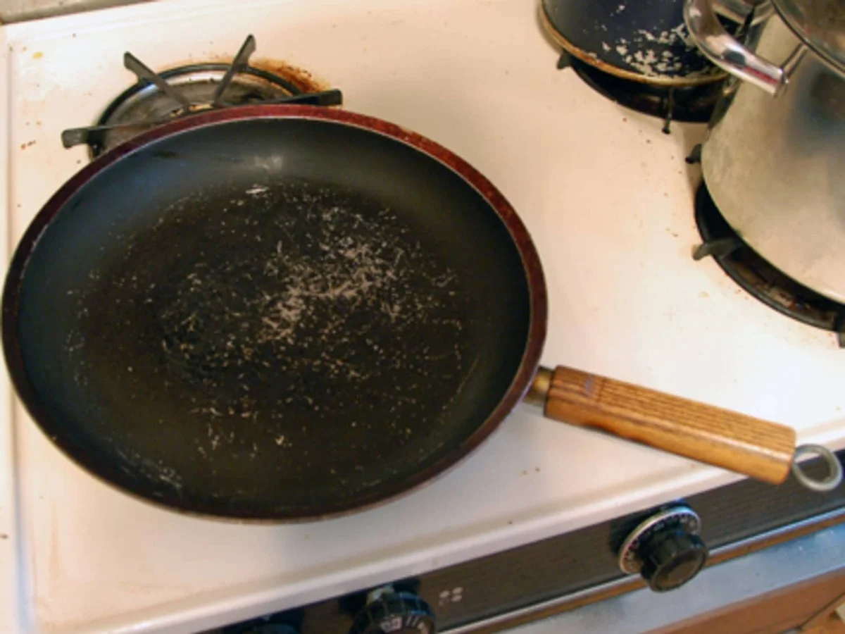 Proč se pánve opotřebují dříve: Tři každodenní chyby, které je ničí i v českých kuchyních - image 1