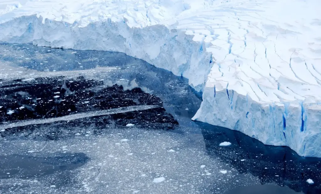 Proč tání antarktického ledu vyvolává zemětřesení a sopečné erupce: Vědci objevili skrytý mechanismus