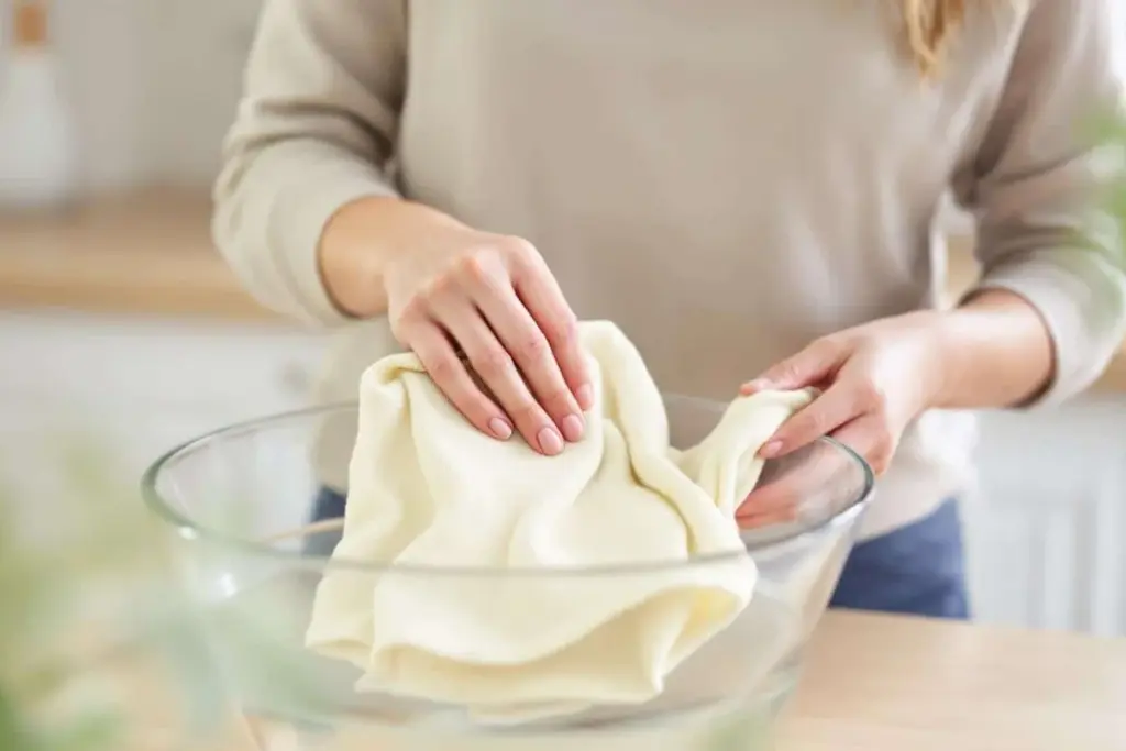 Proč zkušení kuchaři nikdy nepoužívají Savo: 2 suroviny vrátí utěrkám bělost bez poškození