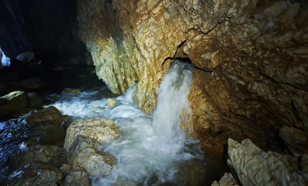Tajemná podzemní řeka u pobřeží: Jak staré doly otrávily Středozemní moře rtutí?