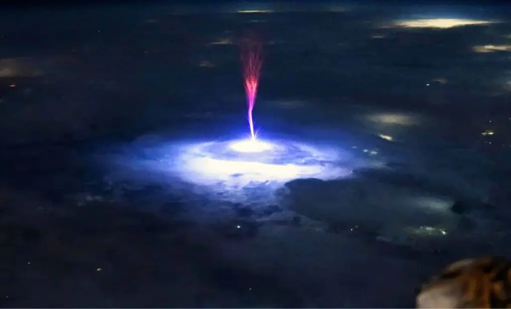 Tři důvody, proč astronauti natáčejí bouřky z ISS: Mění to mapy letového provozu