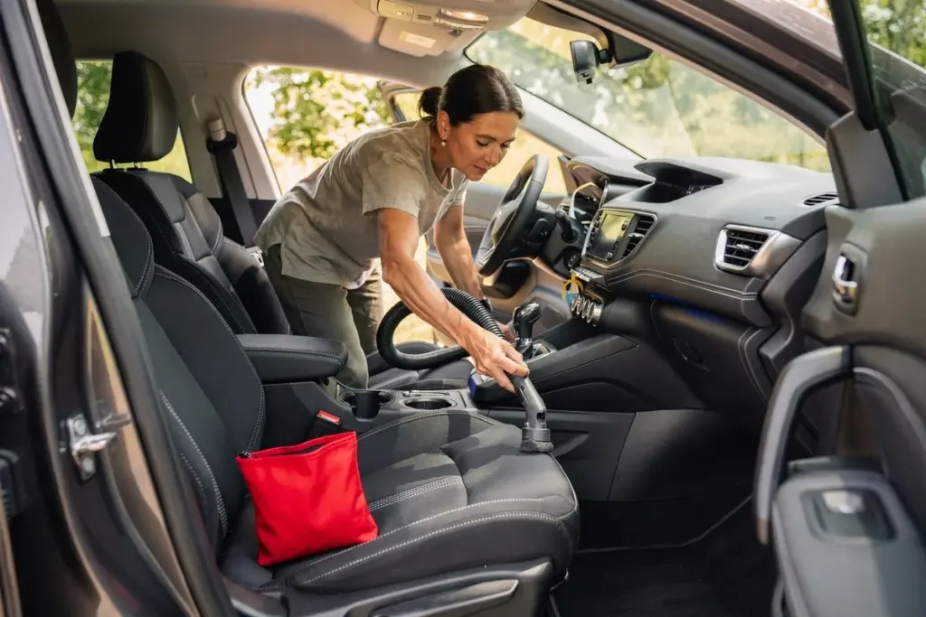 Tři nečekané triky, jak vás zbavit zápachu v autě bez smradlavých stromečků