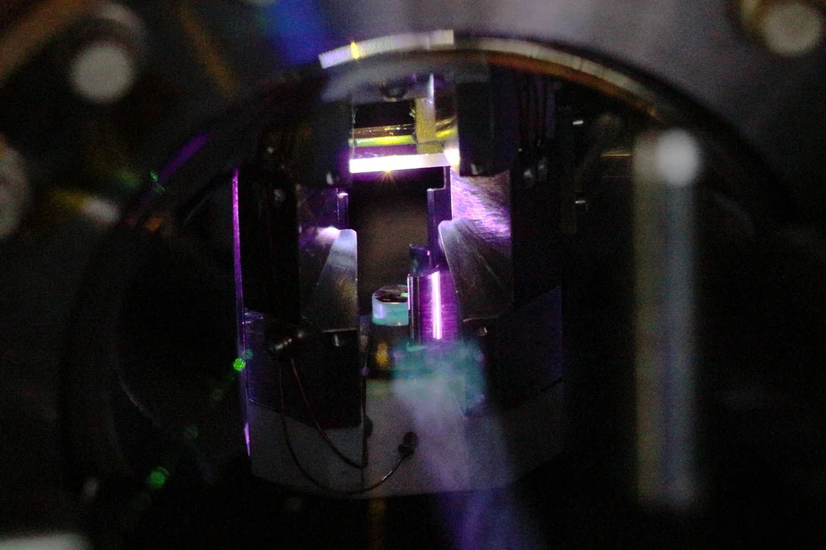 Vědci konečně zvládli obrátit čas: Jak skrytý trik s kovovým páskem změnil fyziku - image 1