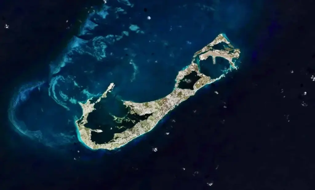 Vědci objevili 20kilometrovou anomálii pod Bermudami: Mění to, co víme o vzniku ostrovů