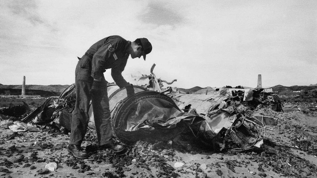 Atomová hrozba pohřbená v ledu: Na Grónsku havaroval bombardér USA s jadernými zbraněmi a jedna část se nikdy nenašla - image 1