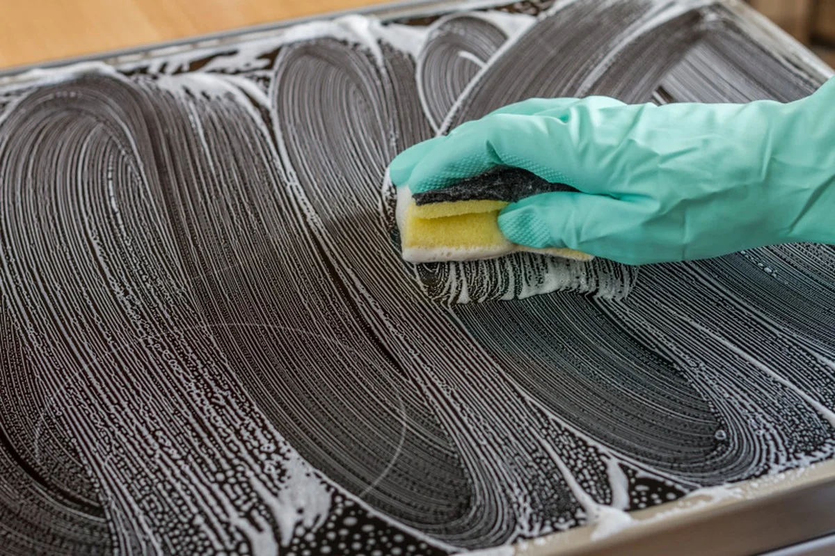 Domácí trik, který odborníci používají k odstranění škrábanců z varné desky - image 2