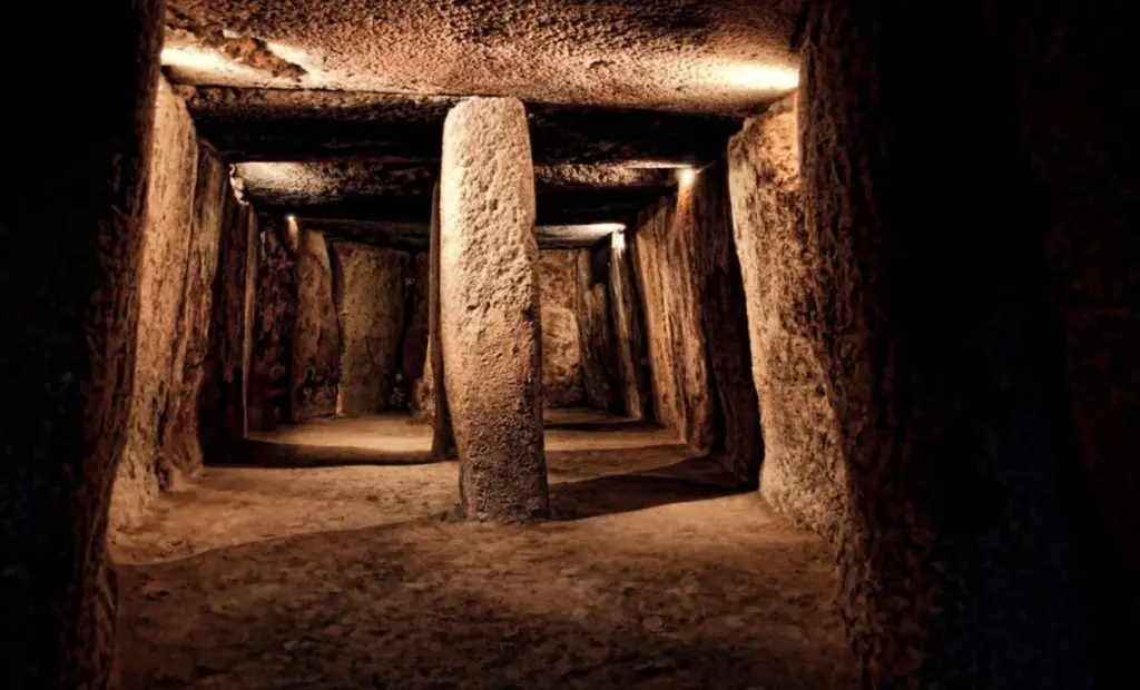 Dvě těla nalezená v 5000 let staré španělské hrobce: proč byli muži pohřbeni obličejem k zemi?