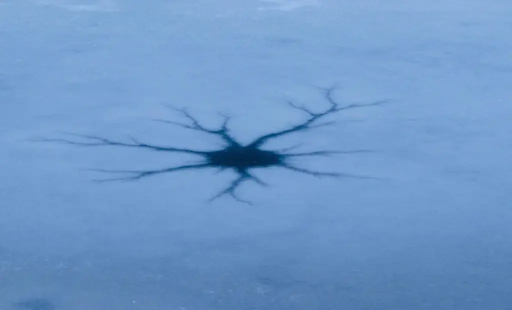 Hvězdicovitý útvar na Europě naznačuje tajné světy pod ledem