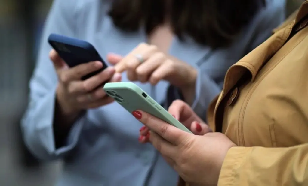 Jednoduché restartování telefonu odhalilo skryté hrozby: Bezpečnostní agentury vydávají ostré varování