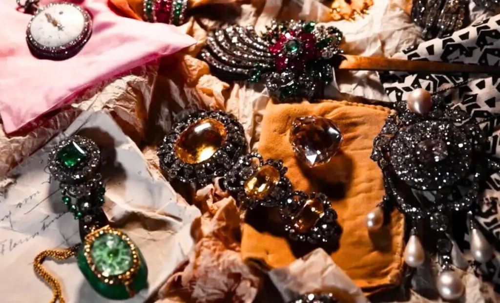 Kufr, který 100 let ležel v trezoru kanadské banky: Odhalil zmizelé habsburské korunovační klenoty, které už nikdo nečekal