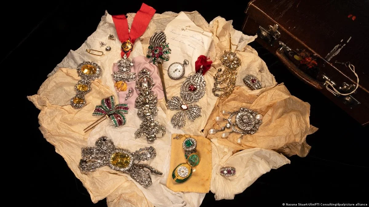 Kufr, který 100 let ležel v trezoru kanadské banky: Odhalil zmizelé habsburské korunovační klenoty, které už nikdo nečekal - image 1