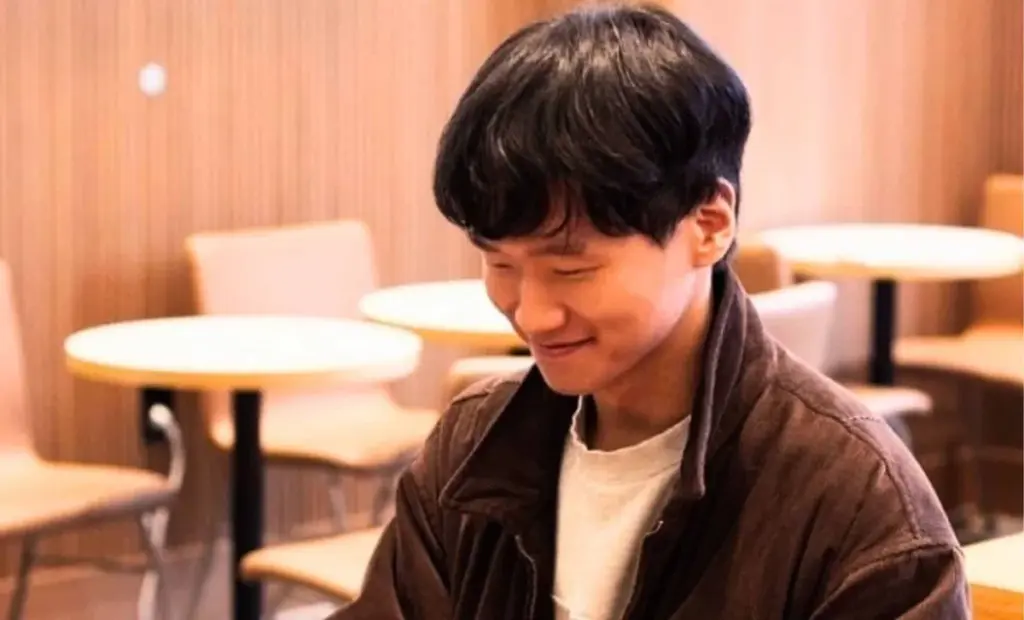 Mladý Korejec vyřešil "gaučový" rébus z 60. let: Jakým tvarem protáhnete největší pohovku úzkou chodbou?