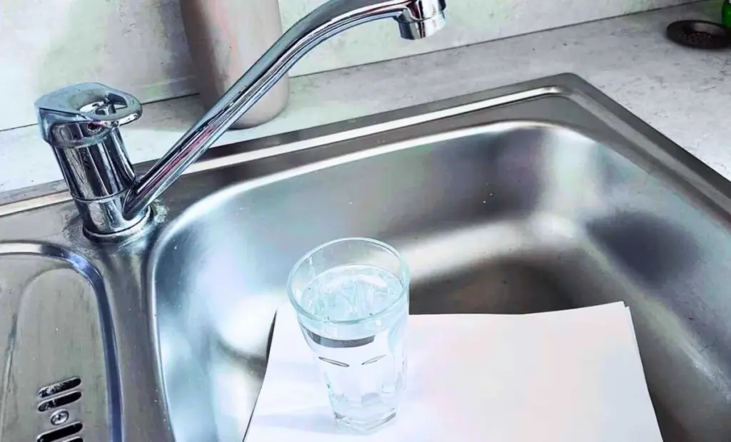 Proč dát sklenici a papír do dřezu před dovolenou? Výsledek vás ohromí.