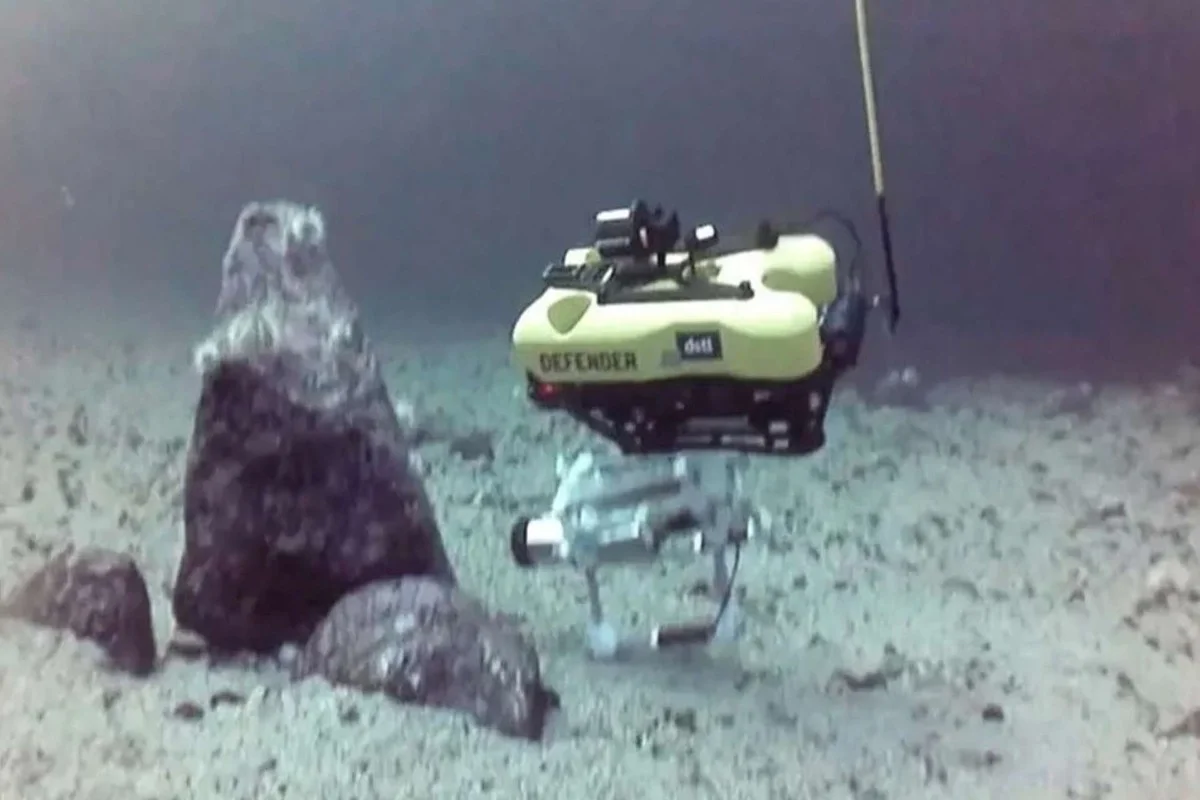 Proč experti dávají pod stůl malý kousek ledu? Vůbec to nesouvisí s pitím - image 1