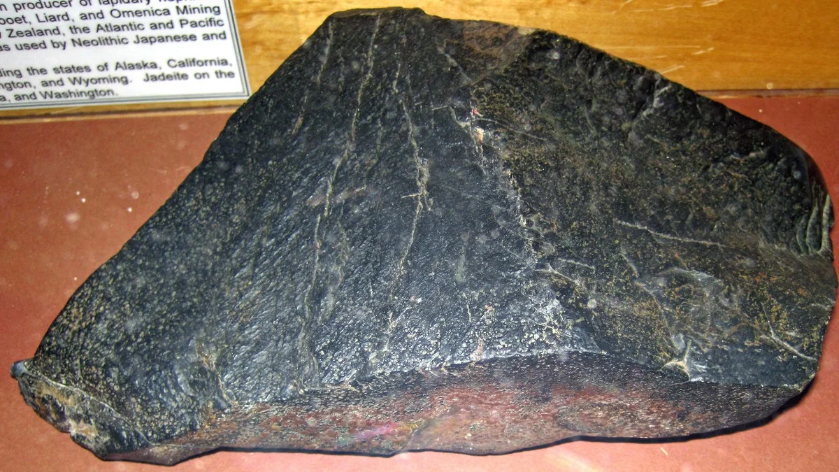 Proč geomologové v Číně schovávají houbu na jadeit: Objev, který mění cenu černého nefritu - image 1