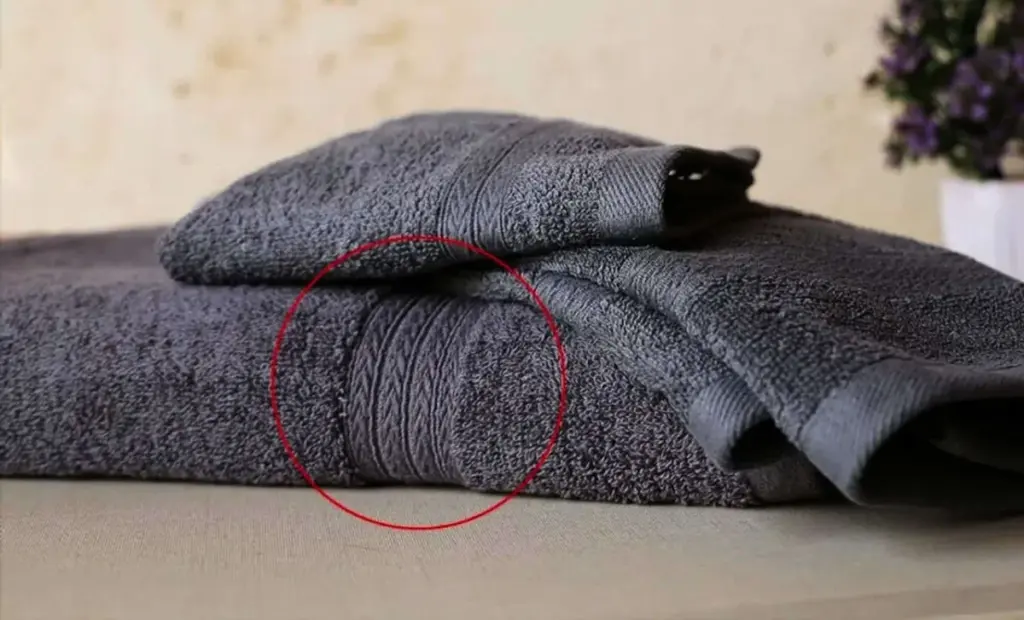 Proč mají hotely na ručnících tyto pruhy? Není to jen dekorace, je to chytrý trik
