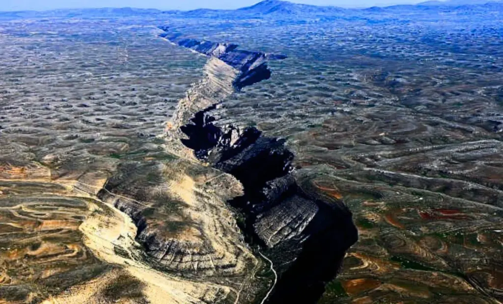 Proč se desítky let mýlili: Pod Tureckem se náhle netrhá země do stran, ale propadá