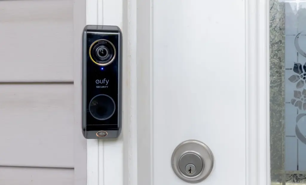 Proč sychravá zima požírá baterii vašeho chytrého zvonku (A ne, není to jen mráz)