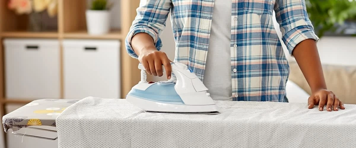 Proč vaše žehlička zanechává hnědé skvrny a jak ji snadno vyčistit směsí z kuchyně - image 1