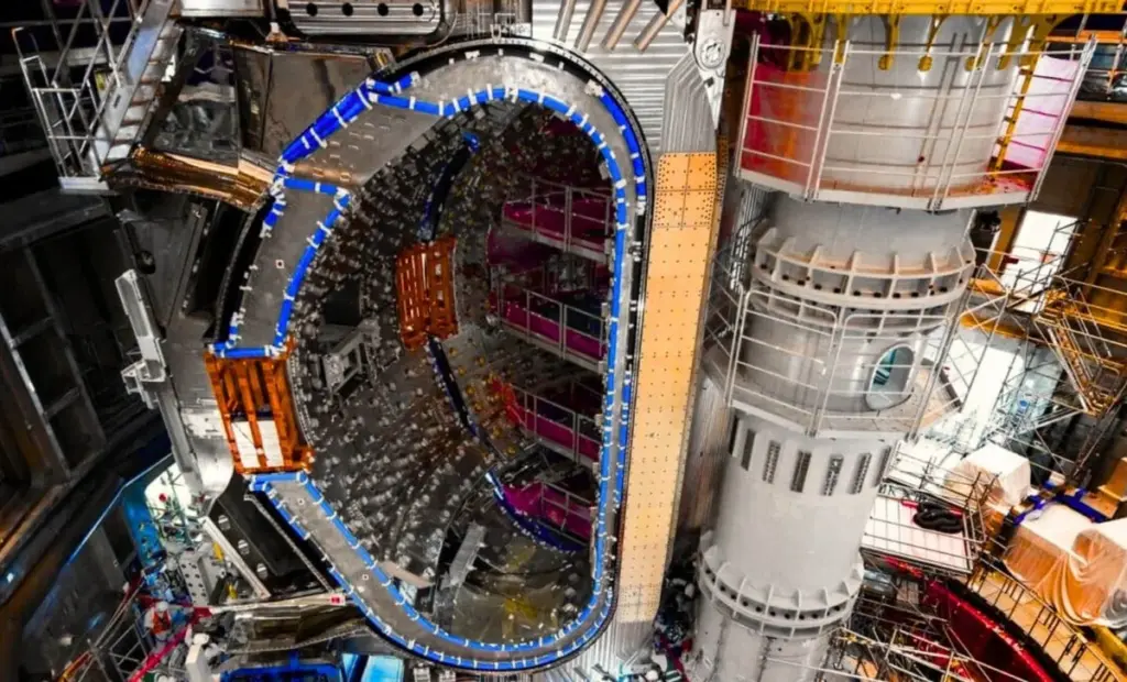 Proč vědci v Saint-Paul-lez-Durance vkládají do reaktoru titanové "dorty", těžší než letadla