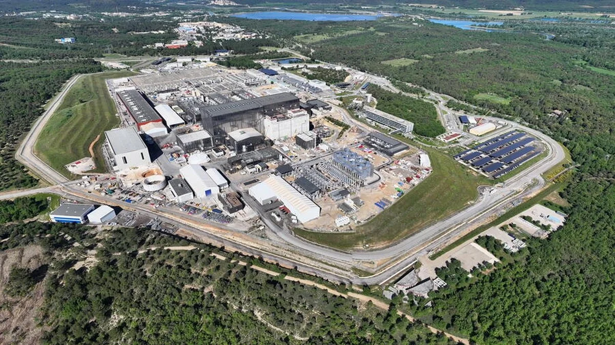 Proč vědci v Saint-Paul-lez-Durance vkládají do reaktoru titanové 