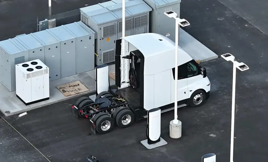 Proč všichni kritici mlčí: Tesla Semi dosáhla nemožného a ukázala, jak dobít 800 kWh za zlomek času