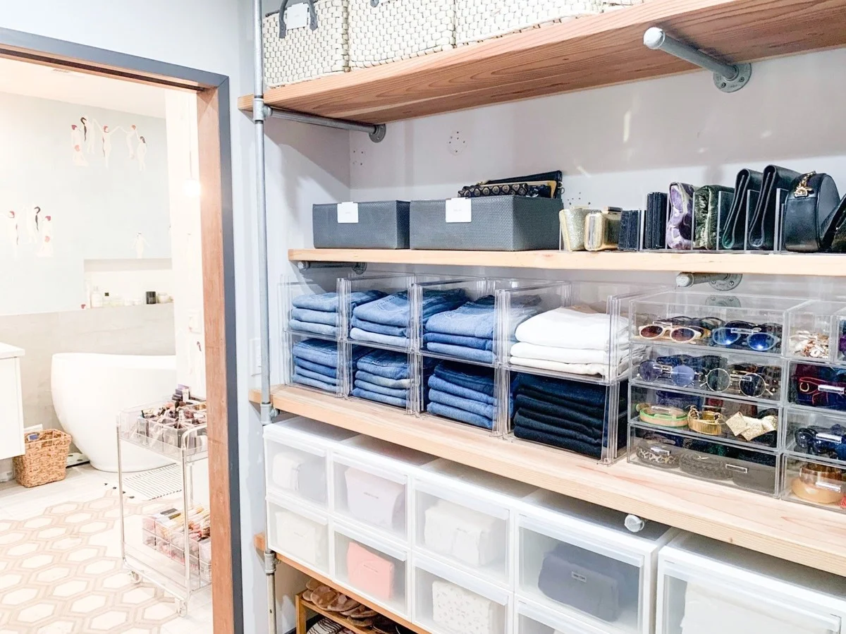 Profesionální organizátorky používají tuto techniku k zdvojnásobení místa ve skříni - image 2