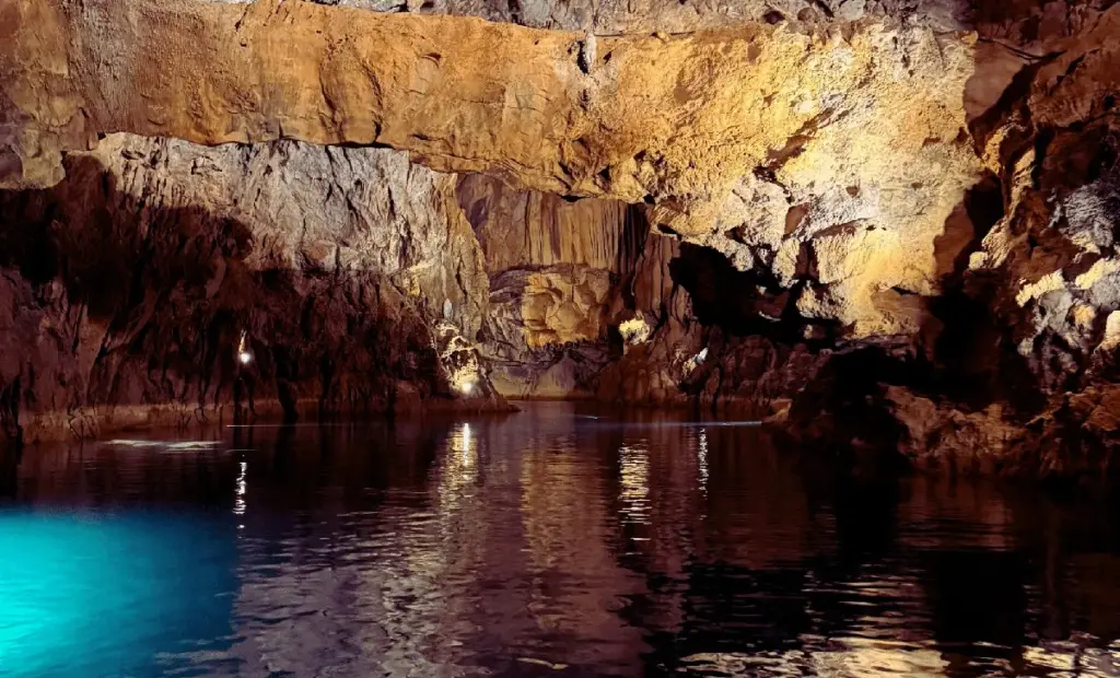 Třináctiletý kluk vlezl do úzké štěrbiny a objevil největší podzemní jezero Ameriky: Jak se to stalo?