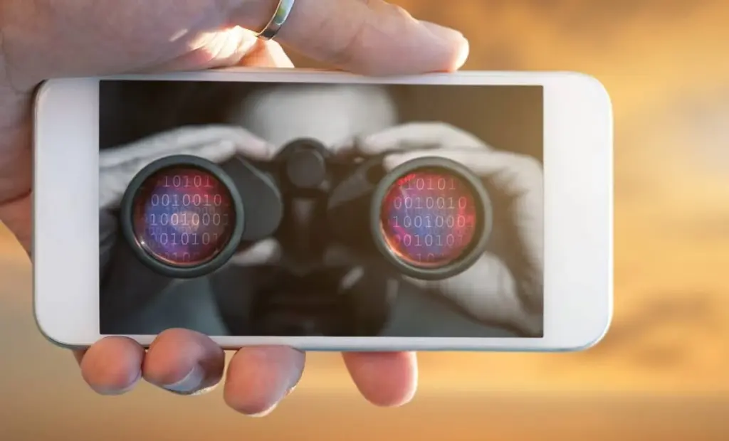 Váš chytrý telefon, televize a auto vás poslouchají. Bývalý špion CIA varuje