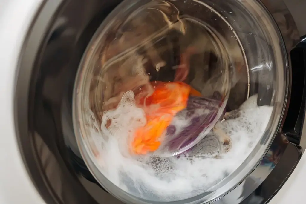 Věčný spáč? Jak noční praní prádla ve skutečnosti ovlivní vaši peněženku. Nová čísla úspor