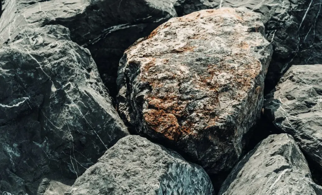Vědci našli minerál, který na Měsíci vidíme běžně. Změní to, co víme o vzniku kontinentů
