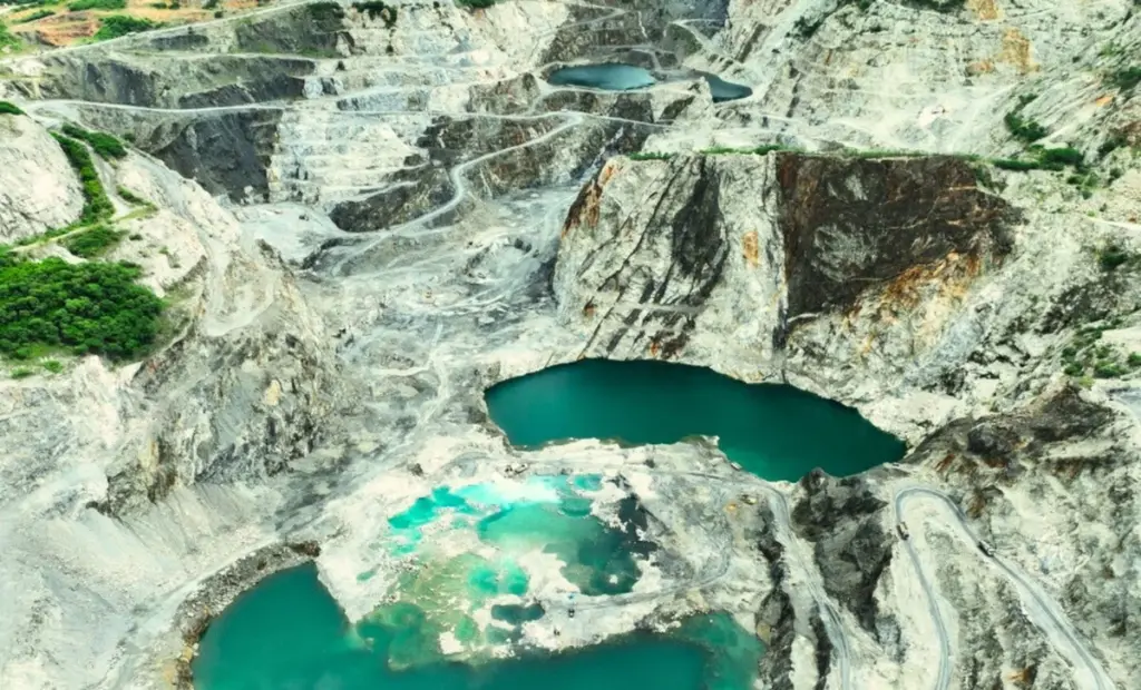 Vědci objevili pod sopkou v USA ložisko lithia za 1,5 bilionu dolarů. Změní to, jak jezdíte?