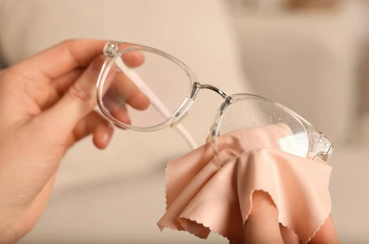 Zapomeňte na drhnutí: nejlepší trik na odstranění lepidla ze skla bez jediného škrábance - image 2