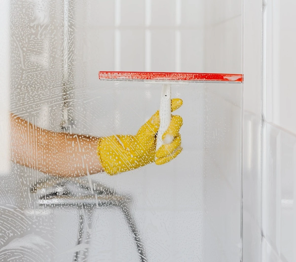 Zapomeňte na slabý proud: sprchu jsem vyčistil od vodního kamene bez demontáže – TRUC MANIA - image 1