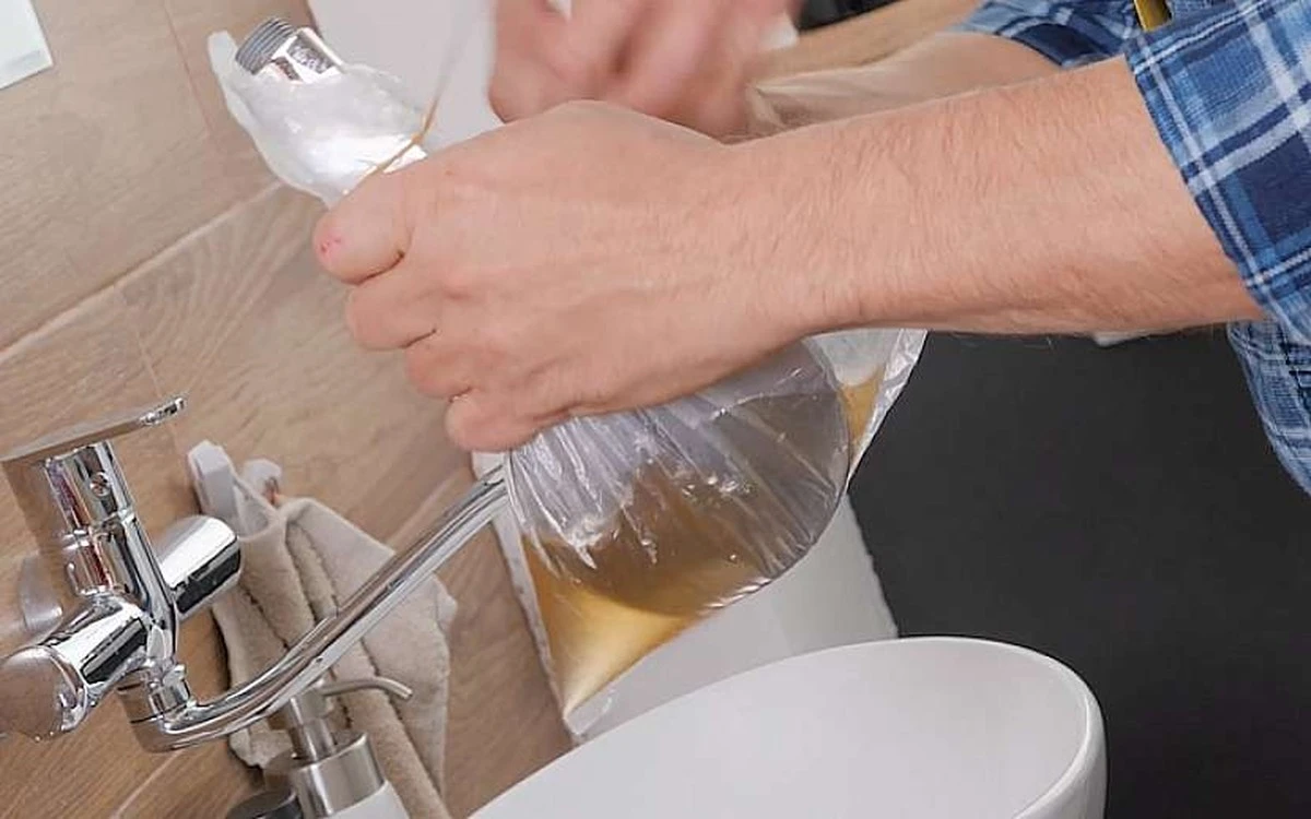 Zapomeňte na slabý proud: sprchu jsem vyčistil od vodního kamene bez demontáže – TRUC MANIA - image 2