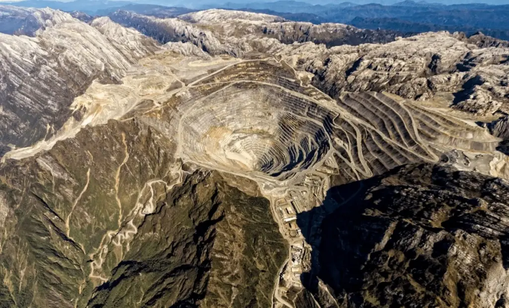 Zlatá žíla v srdci Indonésie: Objevte důl v hodnotě 40 miliard dolarů, o kterém možná nevíte.