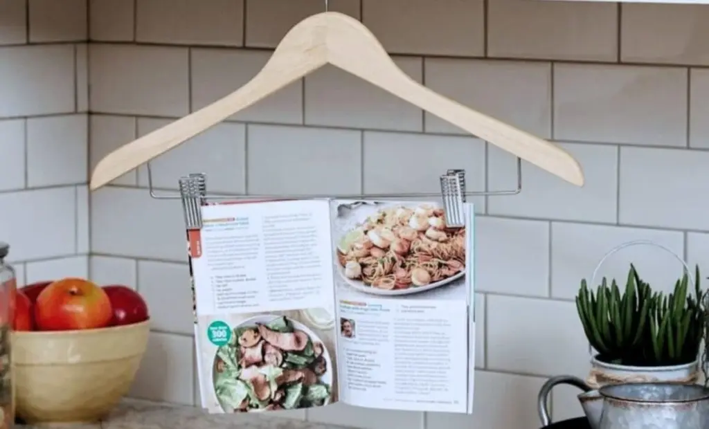 5 překvapivých způsobů, jak dnes v kuchyni využít ramínko na šaty