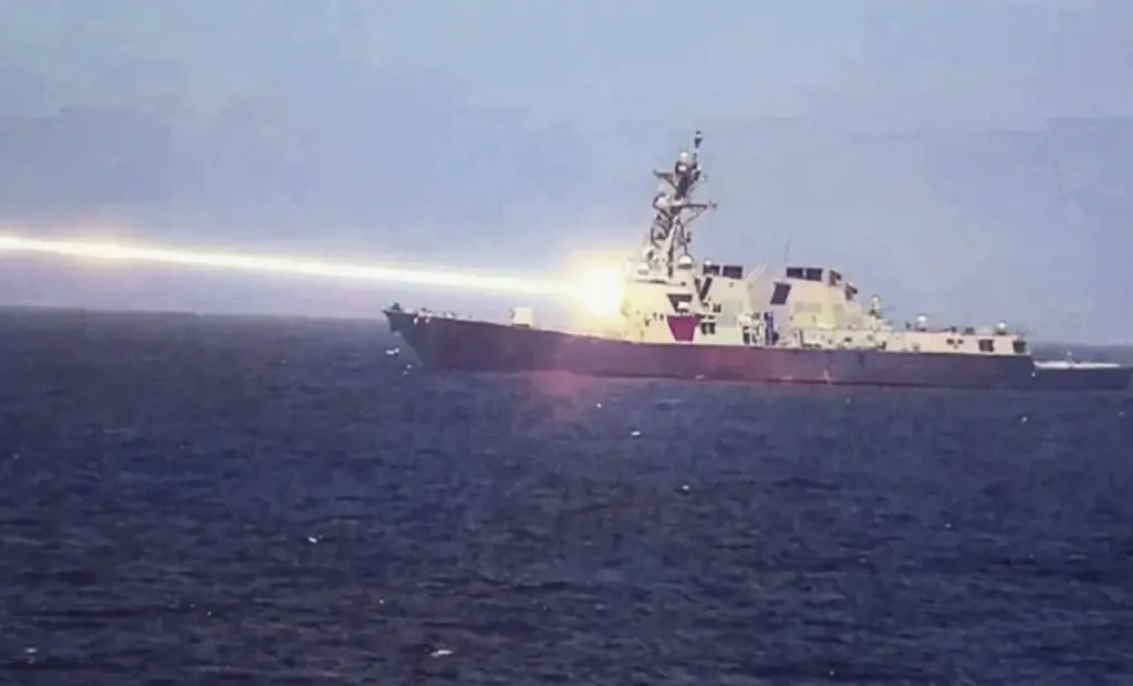 Americká armáda mění pravidla hry: Laserové dělo na lodi zničilo roje dronů