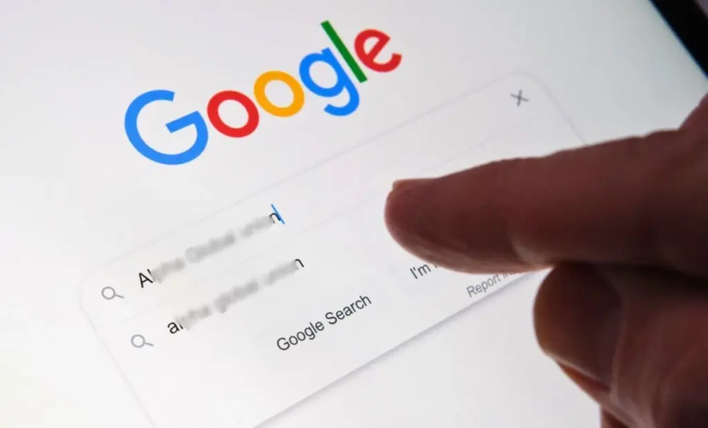 Češi hledali v roce 2025 znepokojivé věci: od politiky po skryté významy