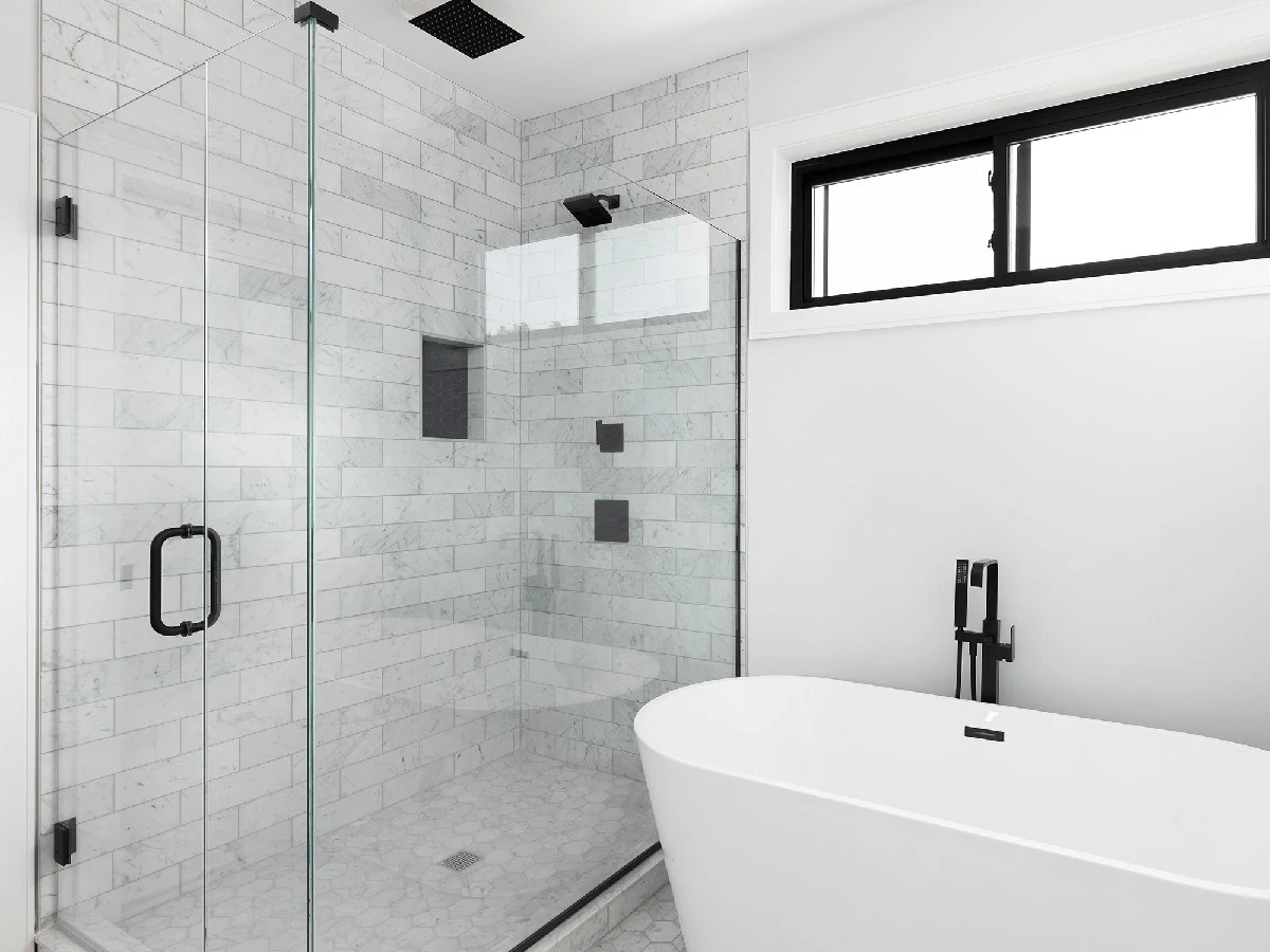 Jak mít lesklé skleněné sprchové kouty bez drhnutí (a rozloučit se s vodním kamenem!) – Tipy pro domácnost - image 1