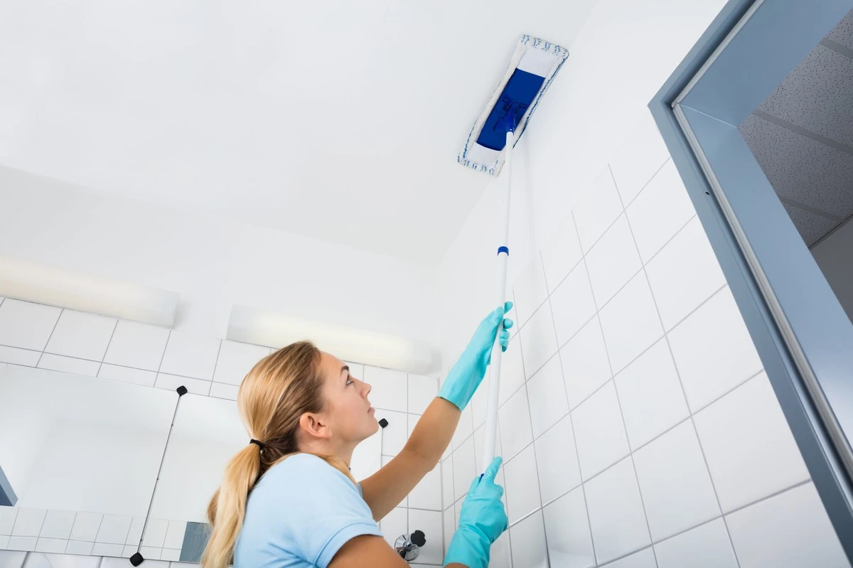 Jak umýt stěny a stropy bez námahy: Jediný trik pro zářivé povrchy bez šmouh - image 1