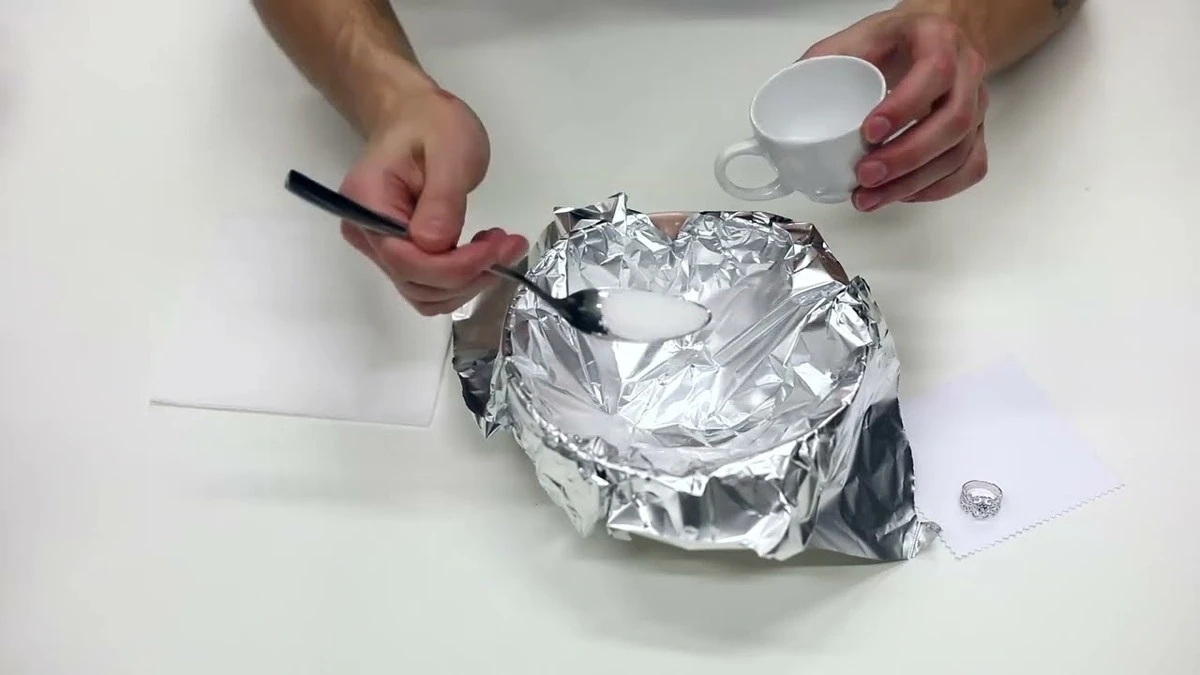 Krycí vrstva na stříbře? Profesionální trik, jak ho rozzářit během pár minut bez drhnutí - image 2